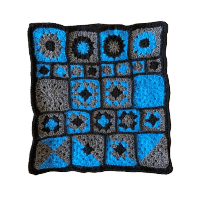 .Kleedje/kussenhoes div. gehaakt patchwerk blauw-zwart-zwartwit